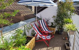 terrasse en bois avec transats et parasoll