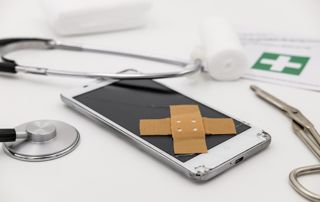 smartphone entouré d'instruments médicaux - fix and swap
