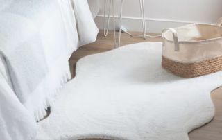 tapis blanc à côté d'un lit